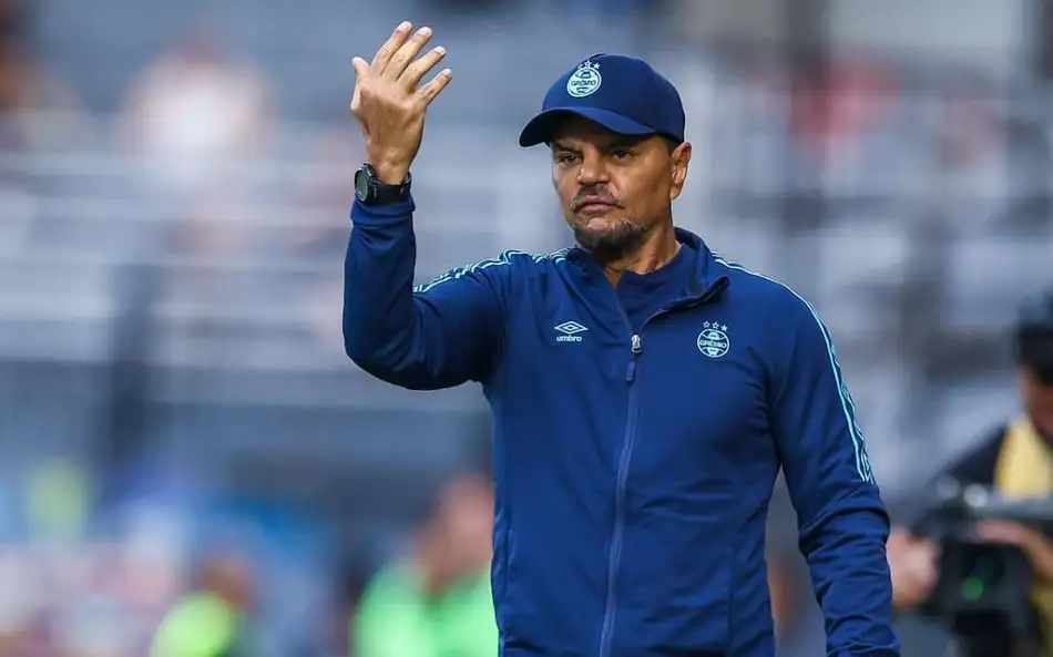 Auxiliar técnico do Grêmio, Alexandre Mendes é preso no Aeroporto Salgado Filho