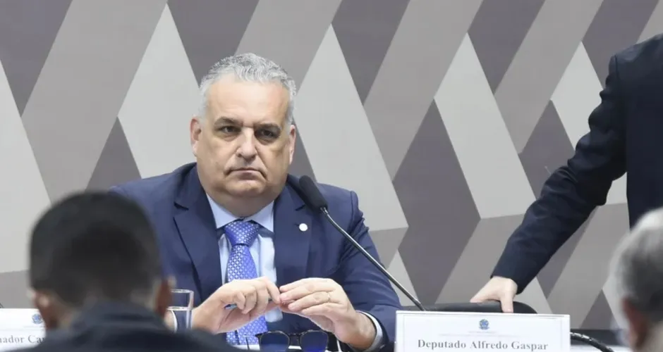Gaspar pode trocar “vaga” no Senado por segundo turno ao governo de AL