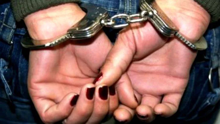 Mulher é presa após esfaquear companheira durante discussão em Maceió