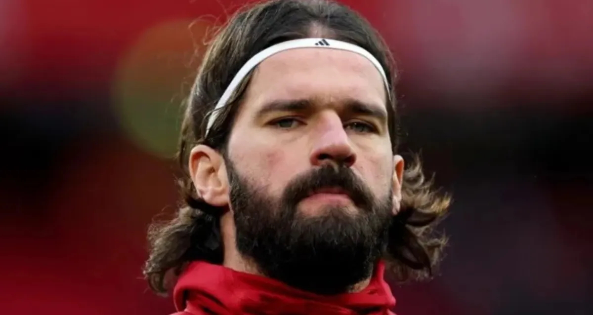 Alisson é multado por chutar painel eletrônico após jogo na Inglaterra