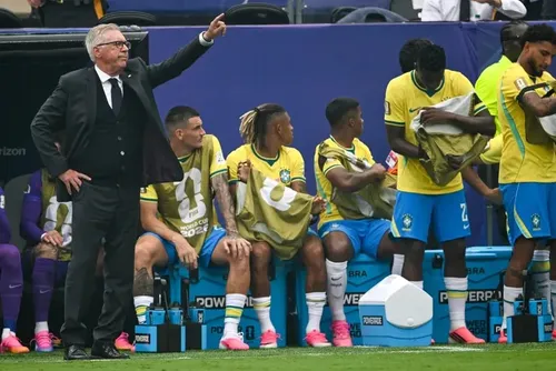 Ancelotti lamenta eliminação, mas projeta novo ciclo da Seleção Brasileira