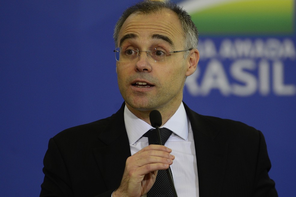 Bolsonaro oficializa indicação de André Mendonça ao STF