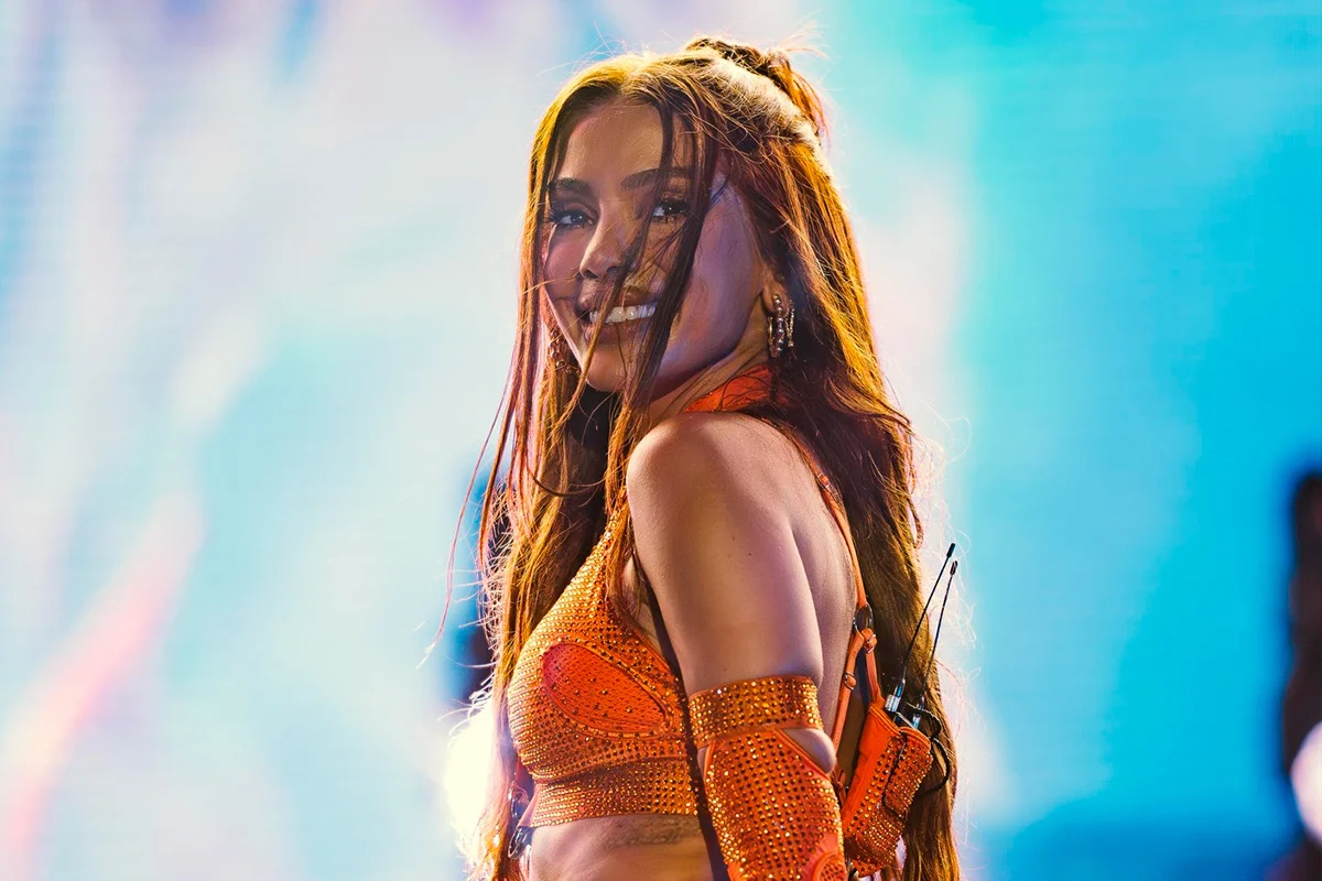 Anitta revela pressão no início da carreira e “looping” de plásticas