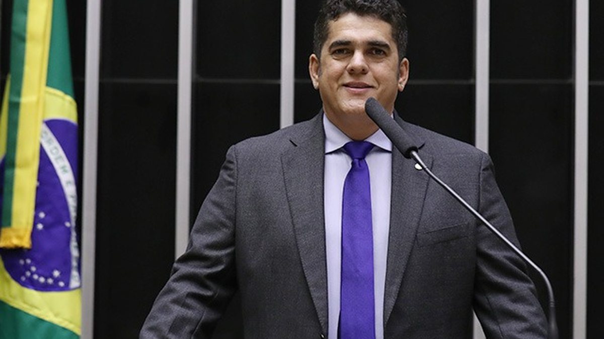 Alvo da PF, deputado joga celular pela janela para evitar apreensão