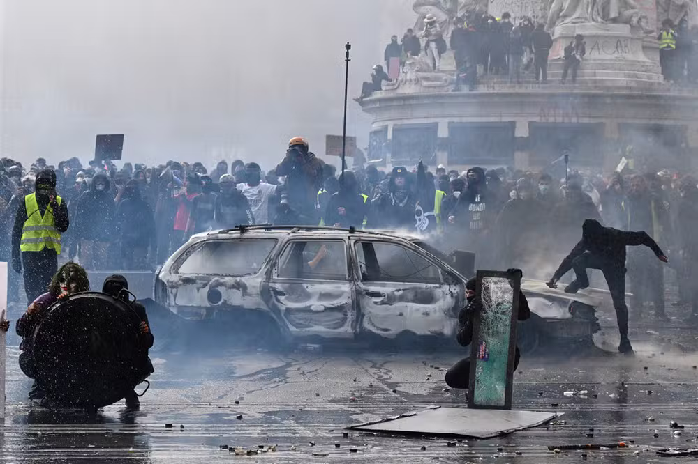 França decreta toque de recolher em meio a onda de protestos