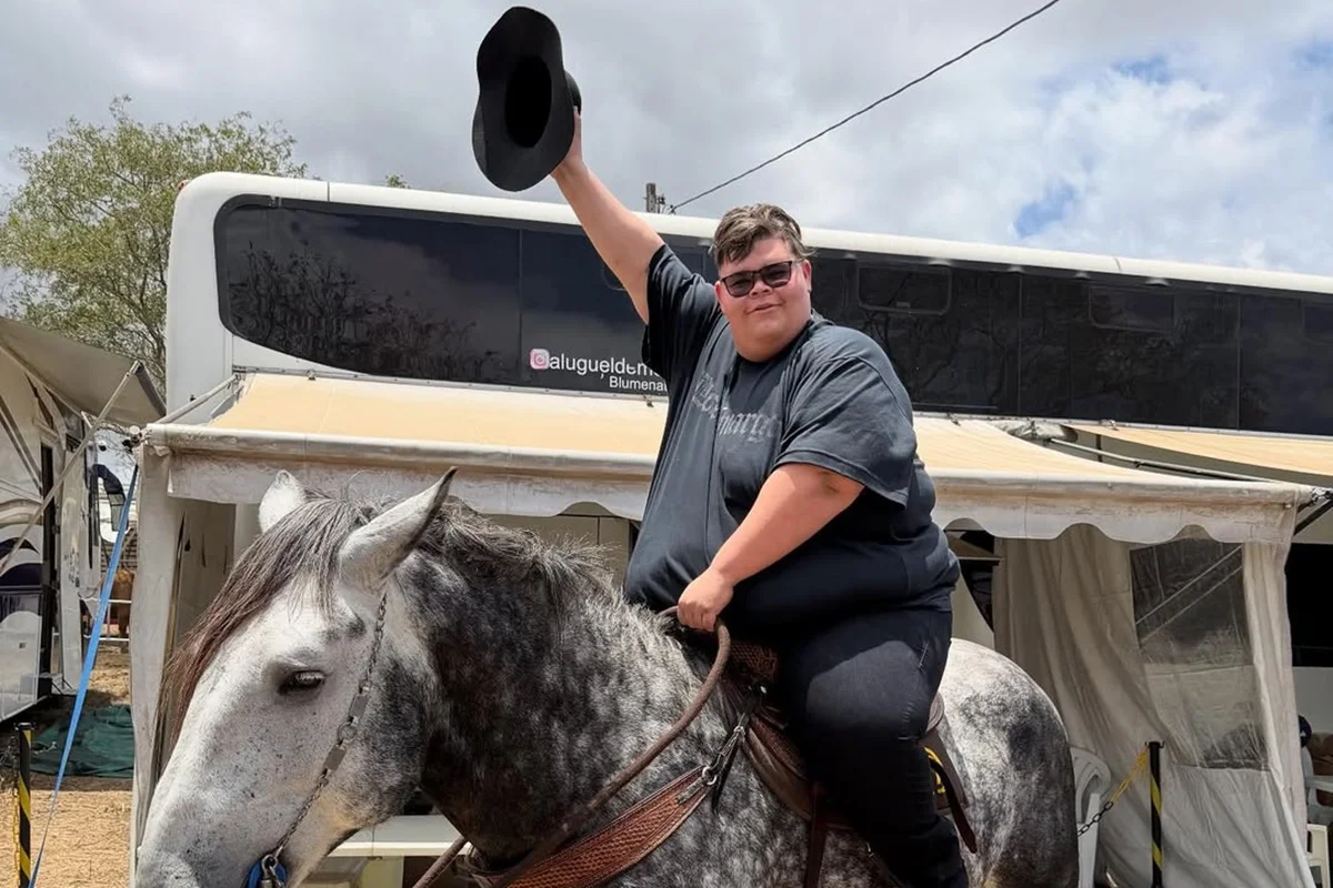 Gordão da XJ realiza sonho de montar a cavalo após perder 115 kg