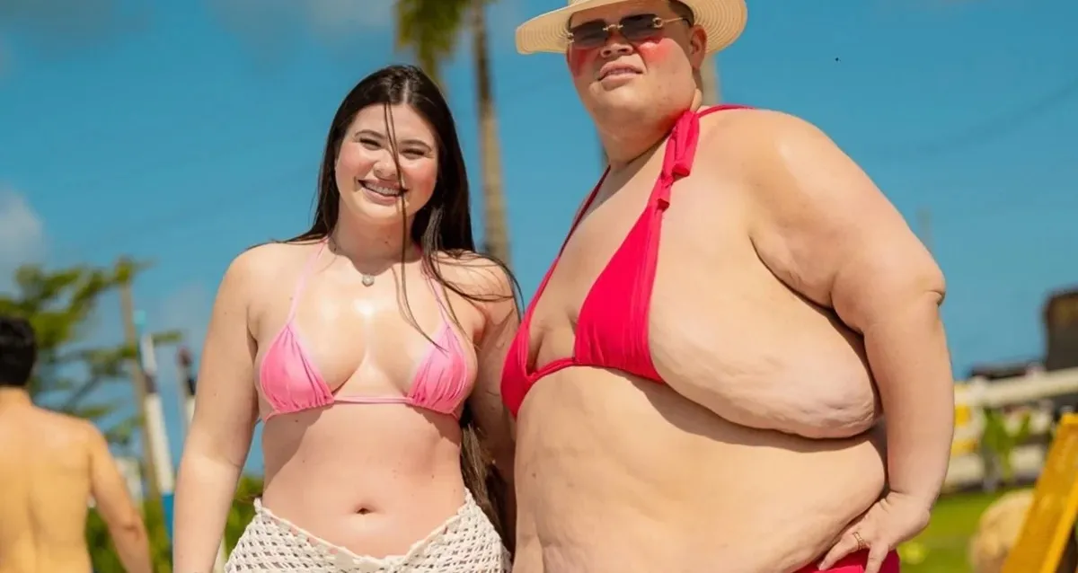 Gordão da XJ usa biquíni de sua noiva após perder 130 kg