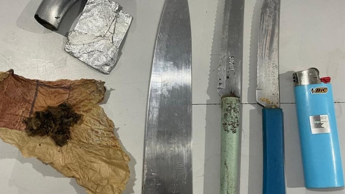Armas e drogas são encontradas nos fundos de escola no Farol