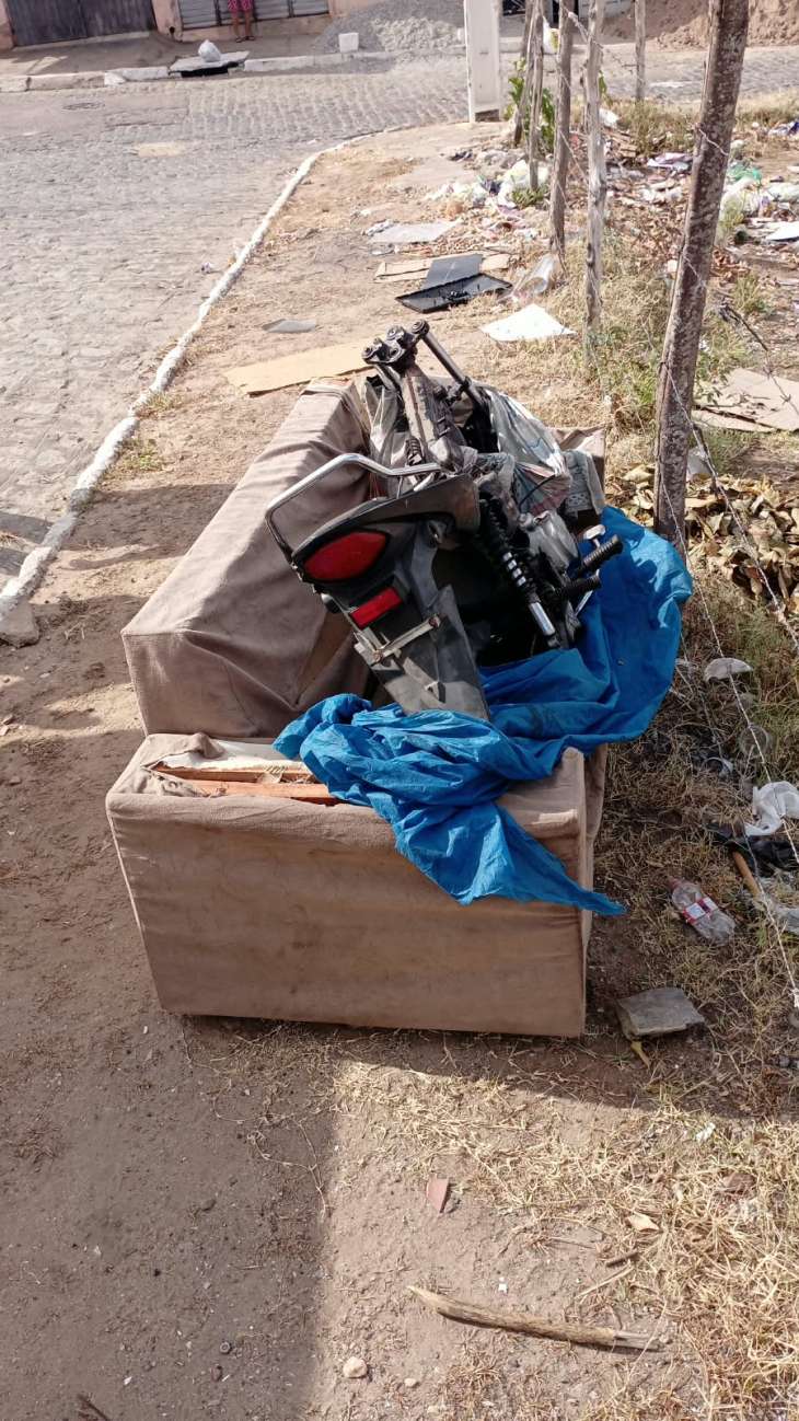 Chassi de motocicleta roubada é encontrado abandonado em bairro de Arapiraca