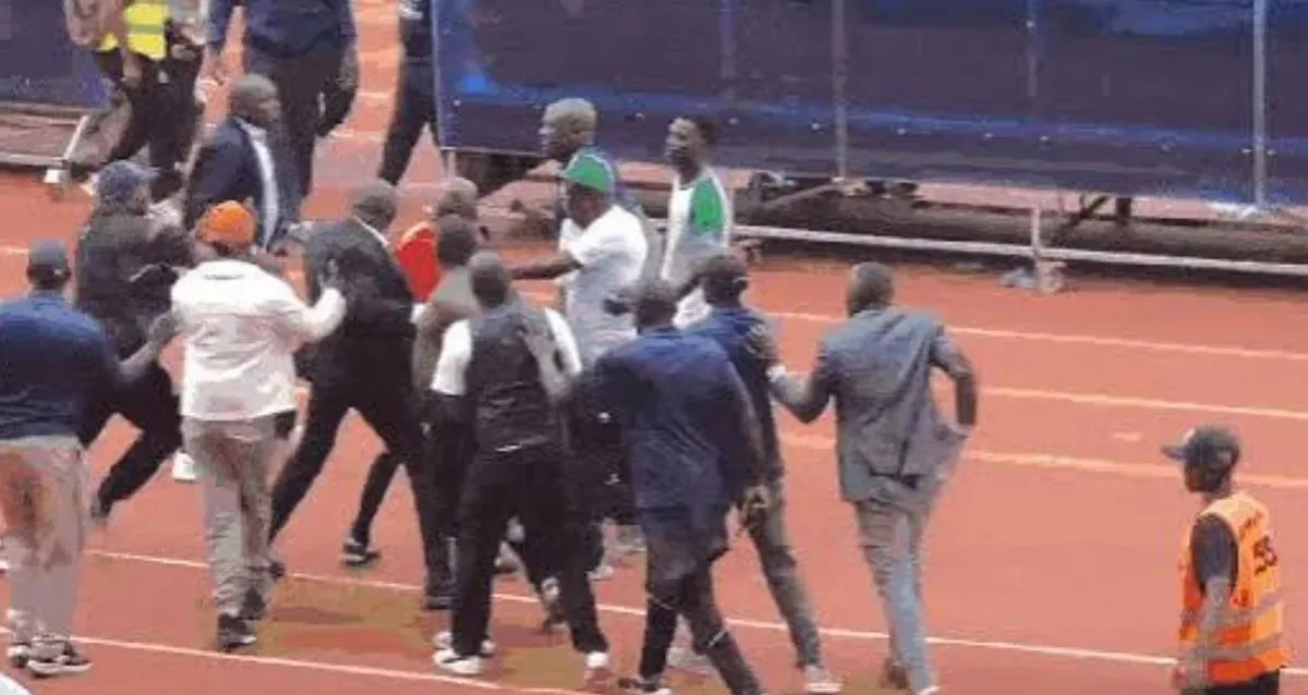 Árbitro é agredido por torcida após marcar pênalti no futebol queniano