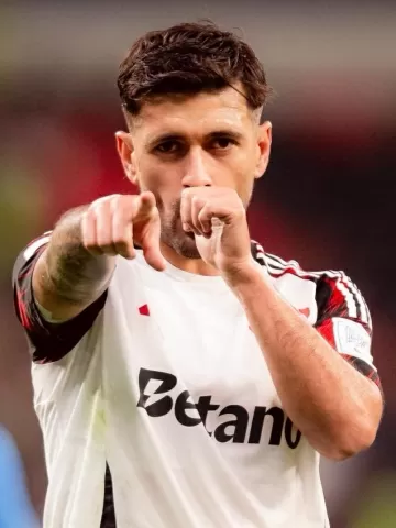 Arrascaeta brilha com dois gols e Flamengo vence Cruz Azul