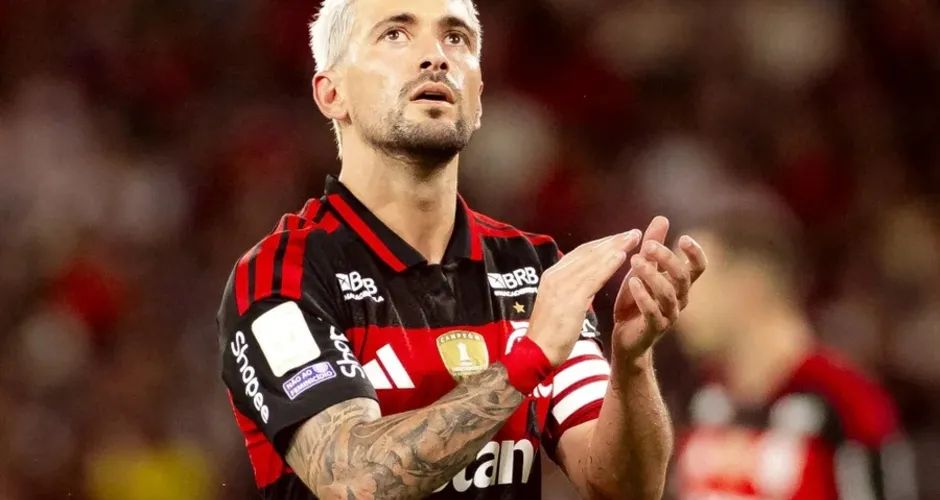 Arrascaeta desembarca no Rio e passa por cirurgia na clavícula