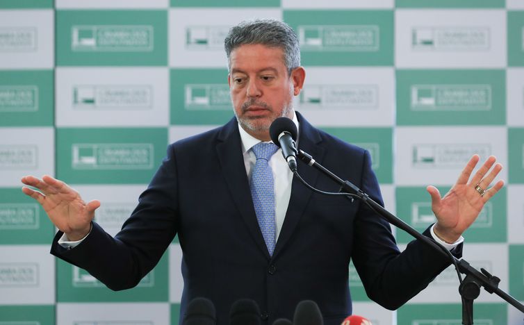 PGR muda posição e defende rejeição de denúncia contra Arthur Lira