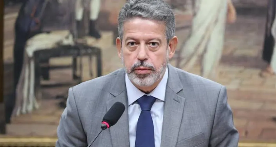 Lira vira a chave, esquece JHC e articula bloco forte na oposição