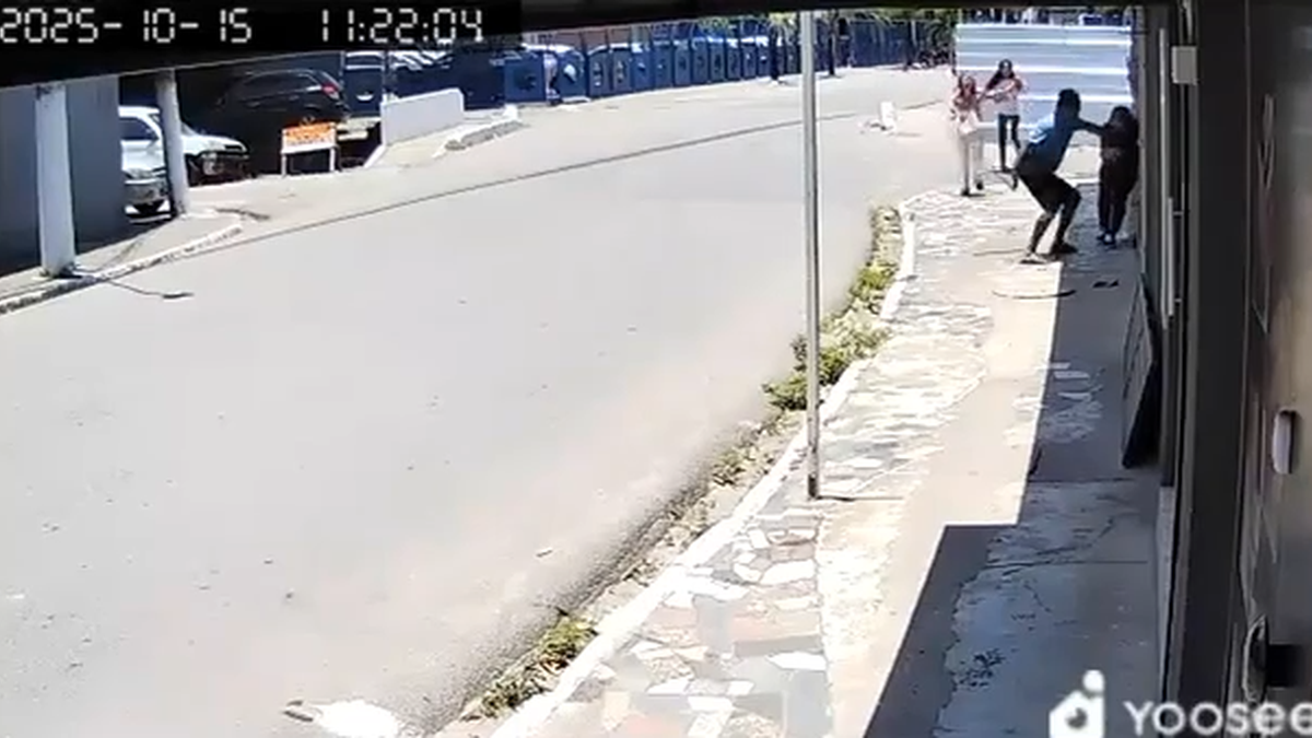 Câmeras flagram tentativa de roubo contra estudantes no Poço, em Maceió