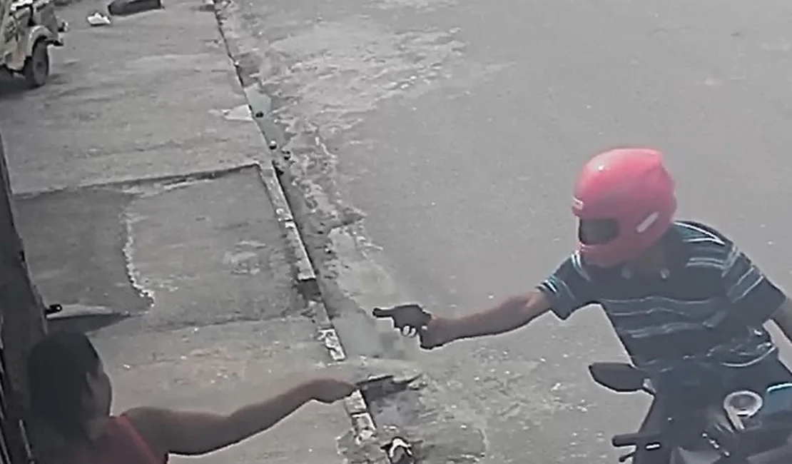 Assalto à mão armada contra mãe e filha é flagrado por câmera de segurança no Village Campestre