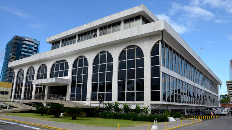Tribunal de Contas anuncia concurso público com 32 vagas para ensino superior; confira