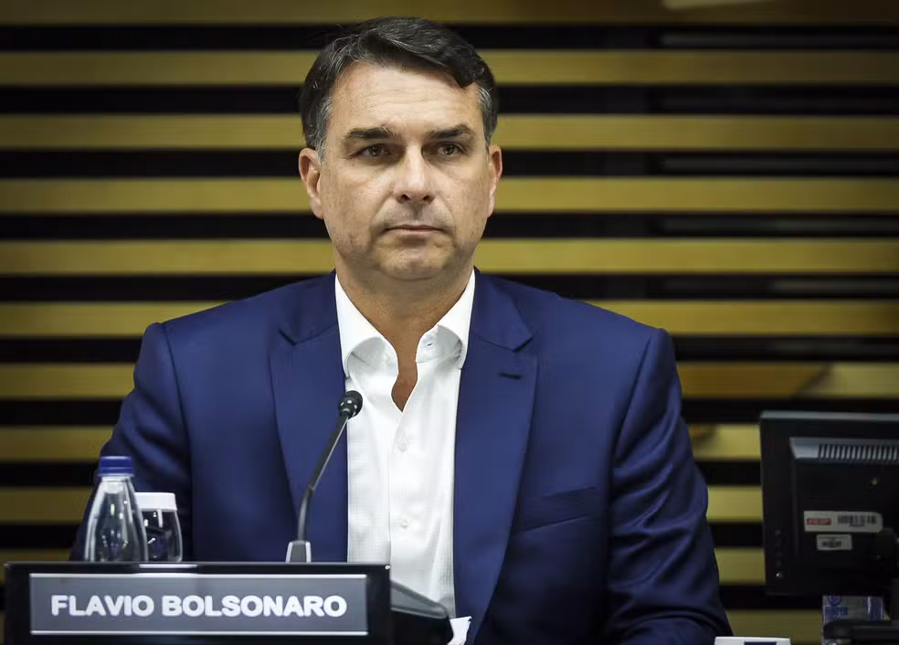 PF investiga empréstimo do BRB a Flávio Bolsonaro para comprar mansão