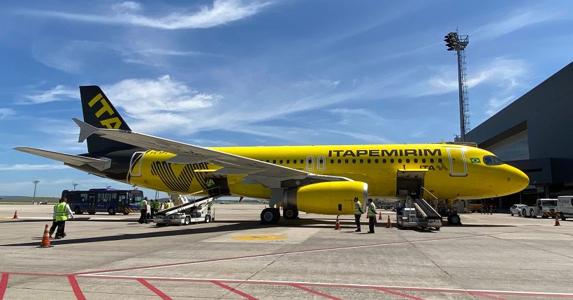 Empresa aérea deve indenizar mulher em mais de 5 mil reais por cancelamento do voo