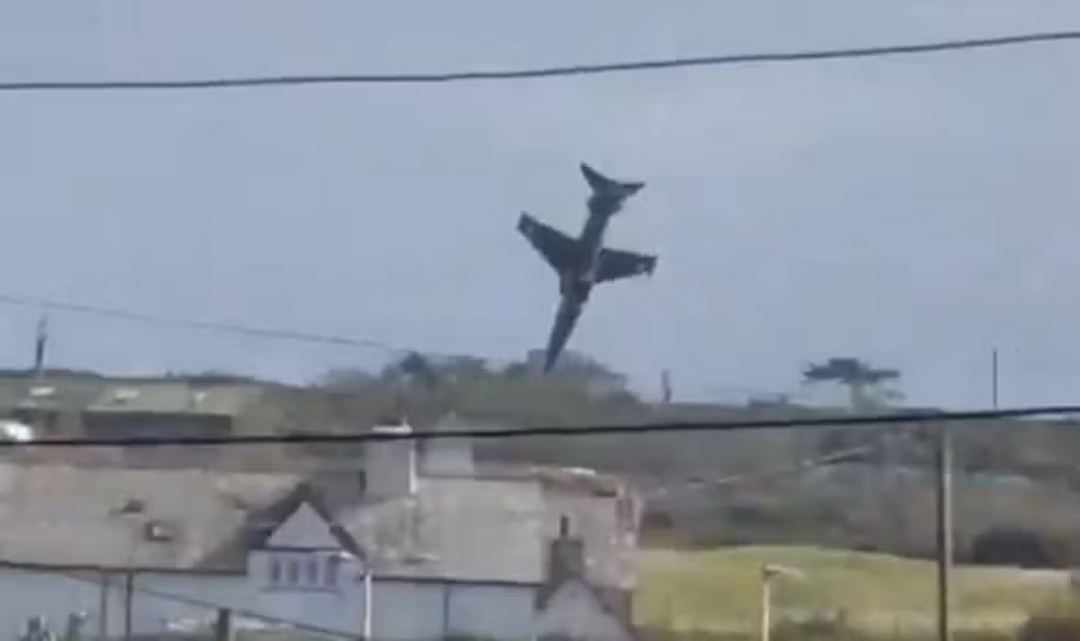 Caça da Força Aérea britânica cai e explode em solo no País de Gales