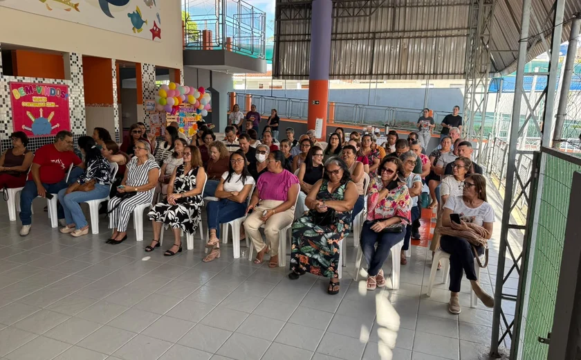 Alunos celebram Dia dos Avós com manhã de afeto em escola de Maceió