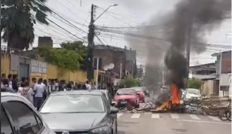 Estudantes protestam por melhorias na estrutura de escola estadual no Clima Bom