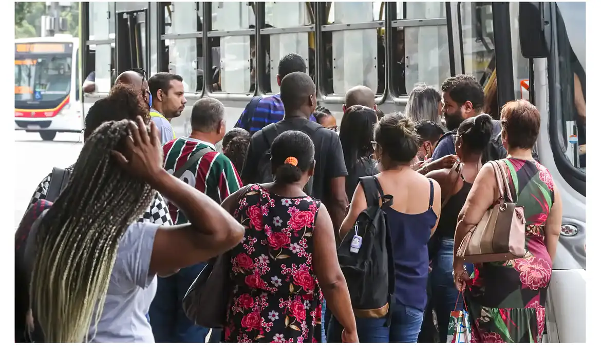 Desemprego mais longo cai 21,7% e é o menor já registrado pelo IBGE
