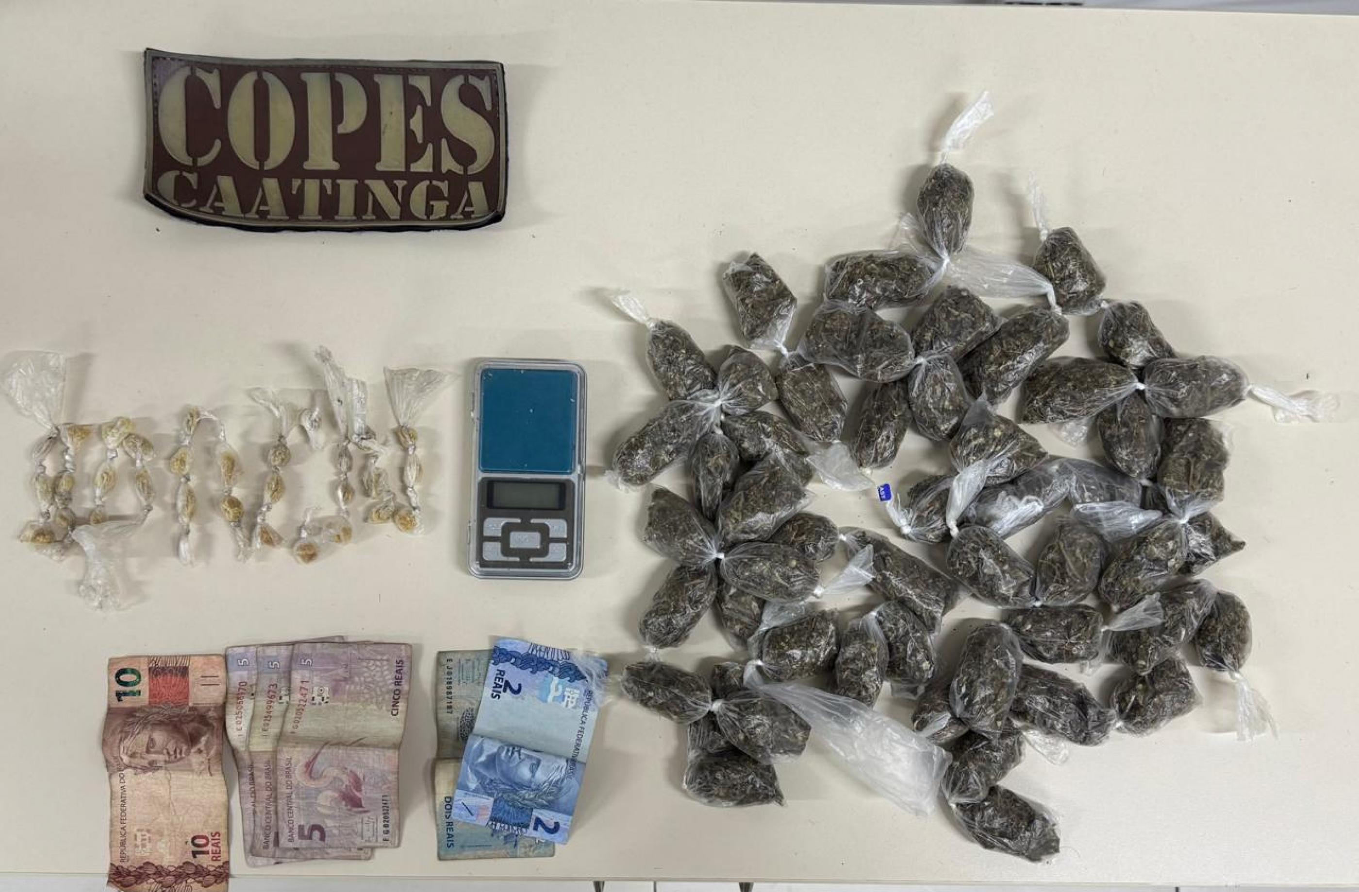 Mulher de 18 anos é presa por tráfico de drogas em Major Izidoro