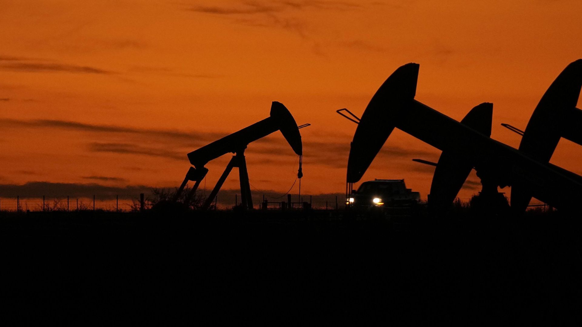 Petróleo ultrapassa US$ 100 por barril em meio à escalada de tensões