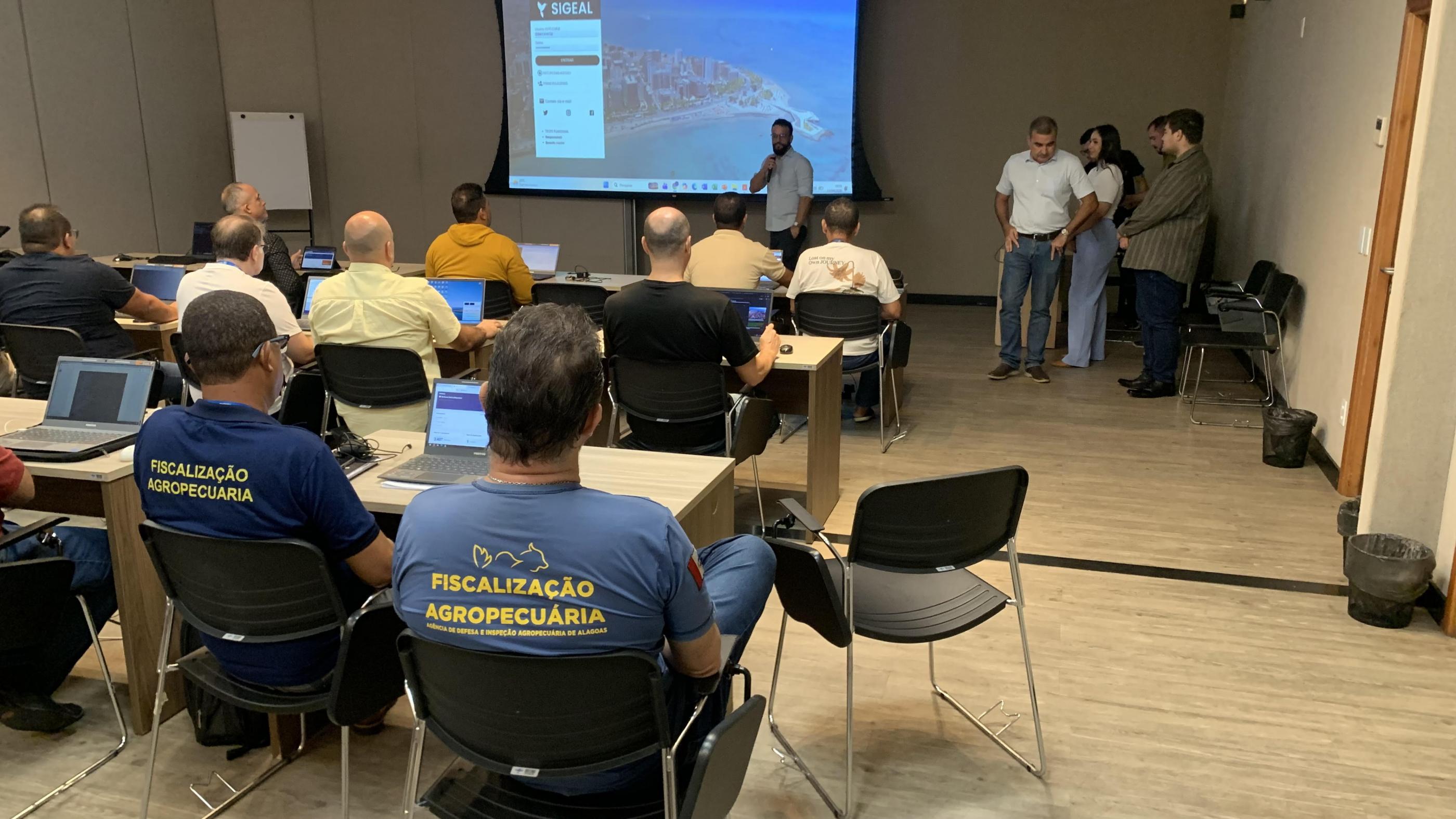 Fiscais da Adeal recebem treinamento sobre módulo de fiscalização do Sigeal