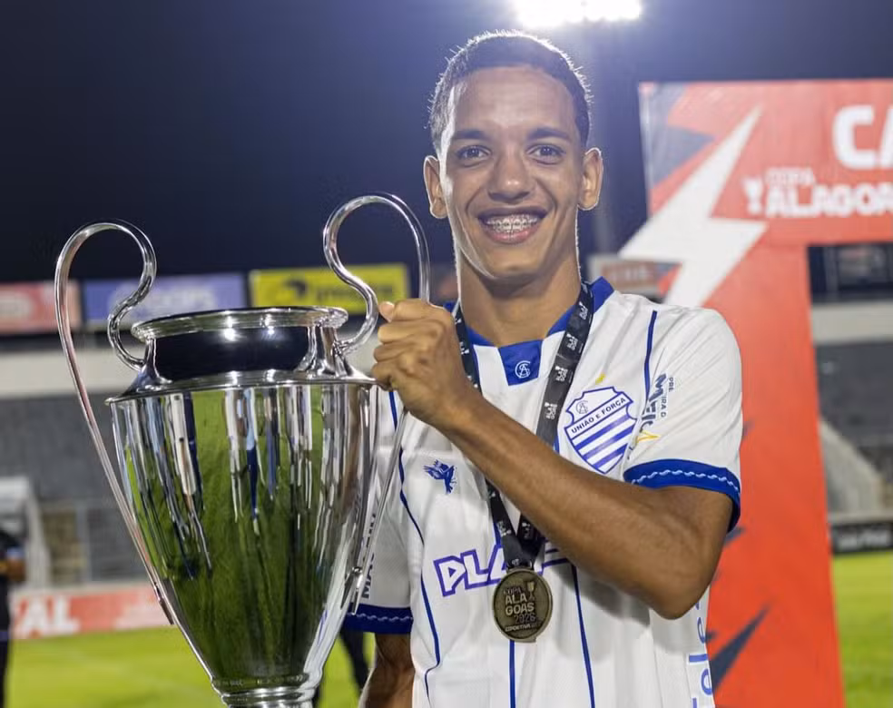 Moacir destaca atuação de Gustavo e elogia jovem após goleada do CSA