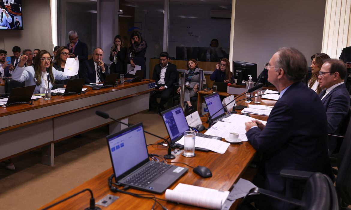 Senadores cobram transparência sobre socorro bilionário ao BRB