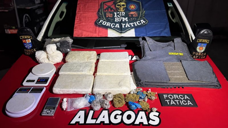 PM apreende drogas em casa abandonada no bairro São Jorge em Maceió