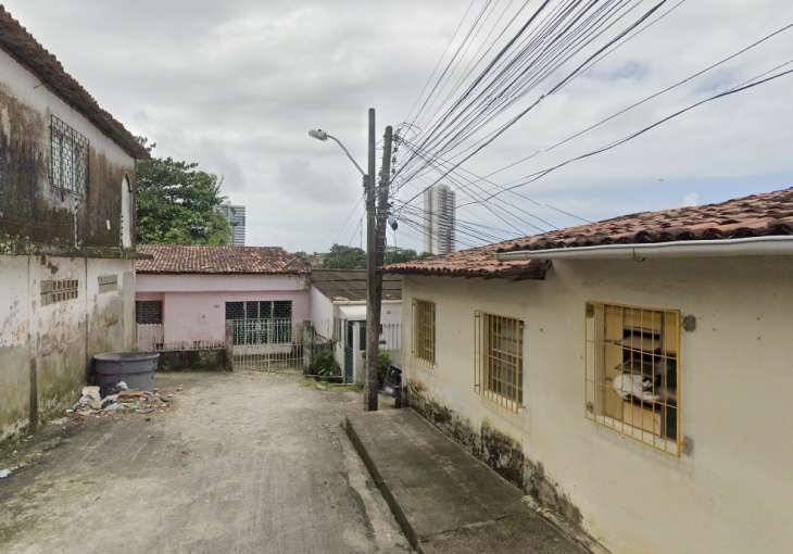 Homem foge da PM, cai de barreira e é preso com drogas e arma em Maceió