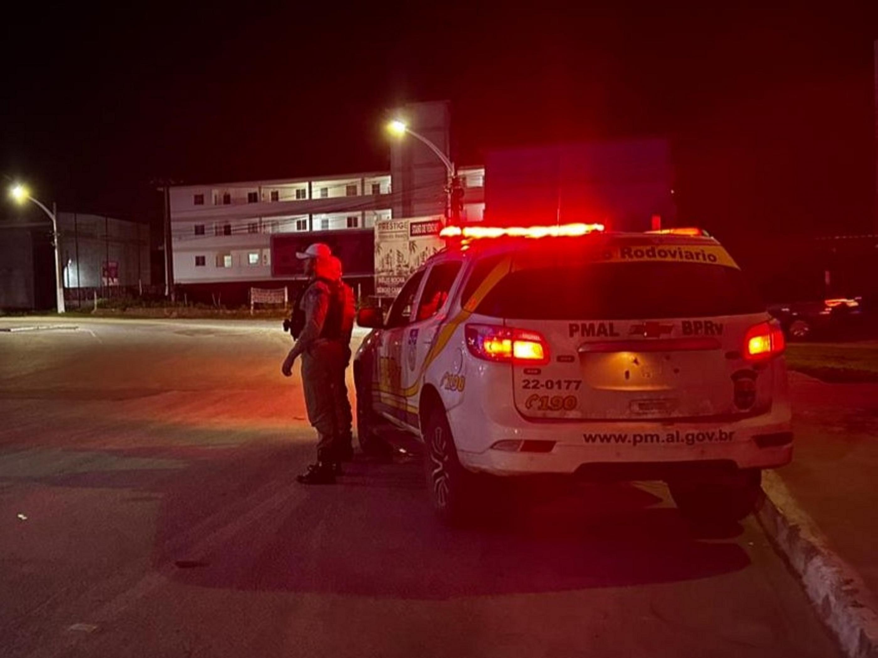 Suspeito é preso após ser contido por populares durante roubo a mototaxista em Maceió