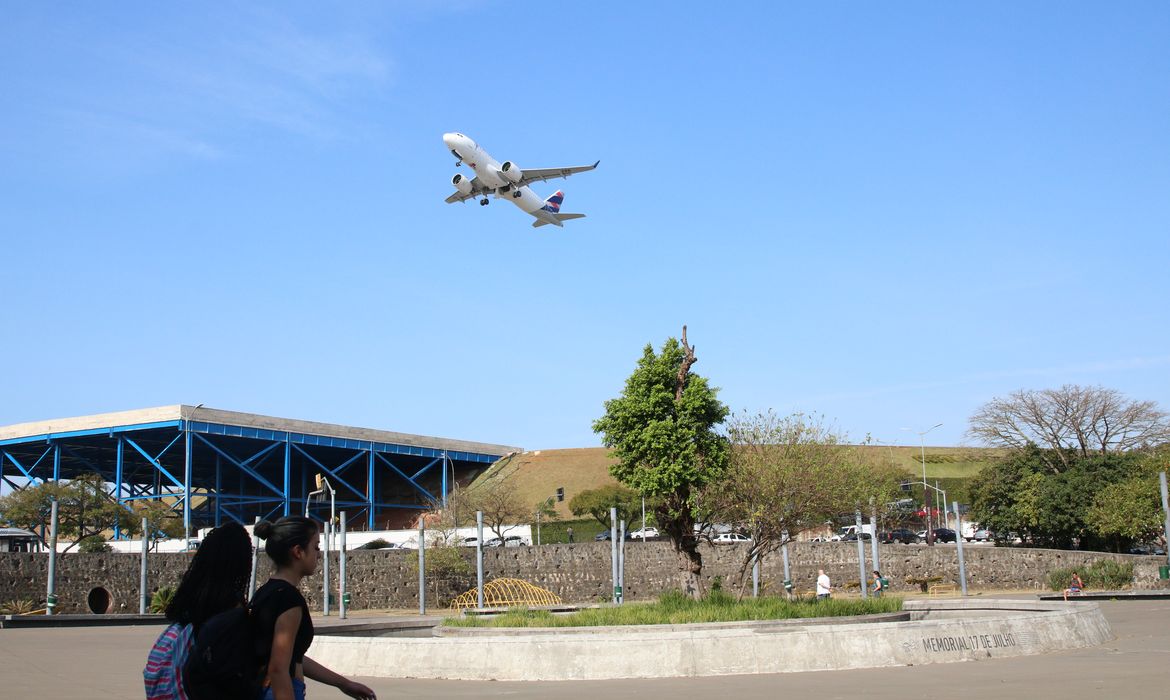 Avião da Aerolíneas Argentinas sofre impacto de drone ao pousar no Galeão
