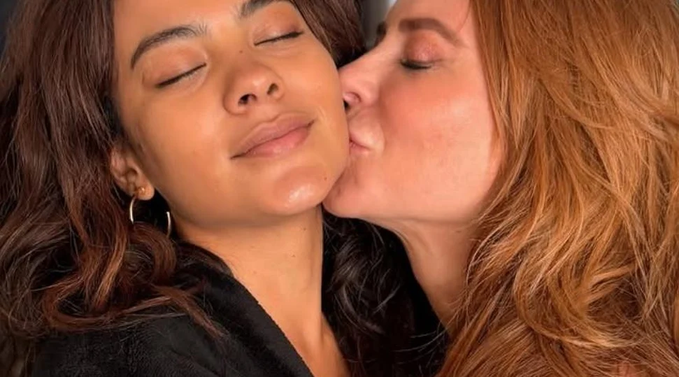 Paolla Oliveira e Bella Campos protagonizam momento íntimo em festa no Rio