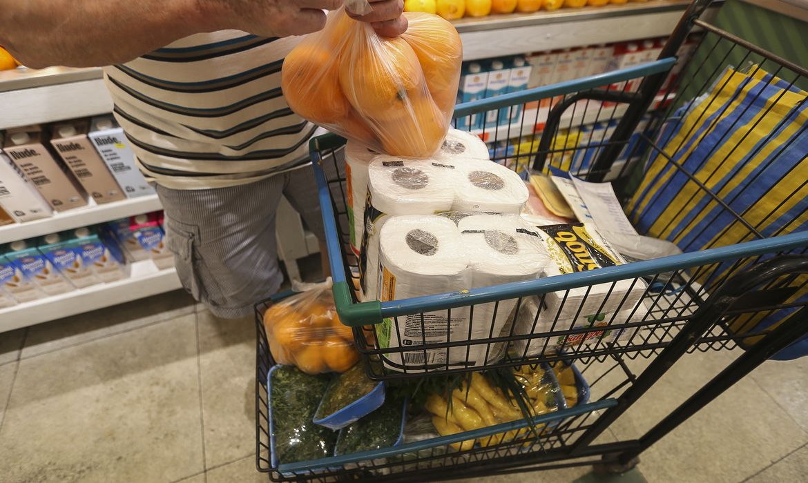 Prévia da inflação de março registra 0,44% e é puxada por alimentos