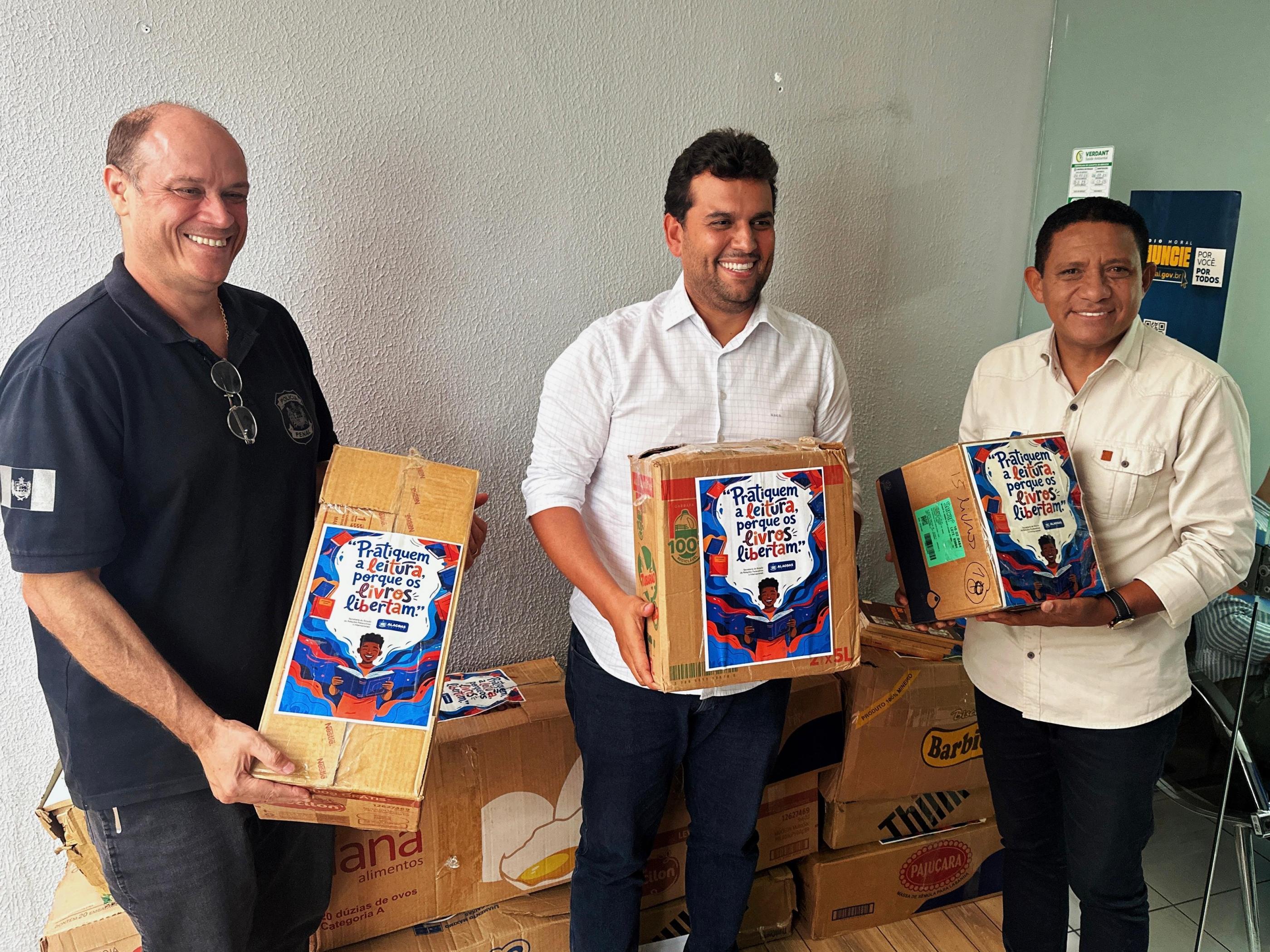 Governo de Alagoas doa livros para ampliar leitura no sistema prisional