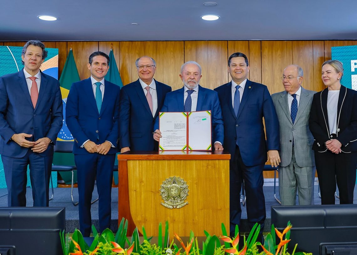 Lula autoriza MP de R$ 30 bilhões para combater aumento de tarifas impostas pelos Estados Unidos