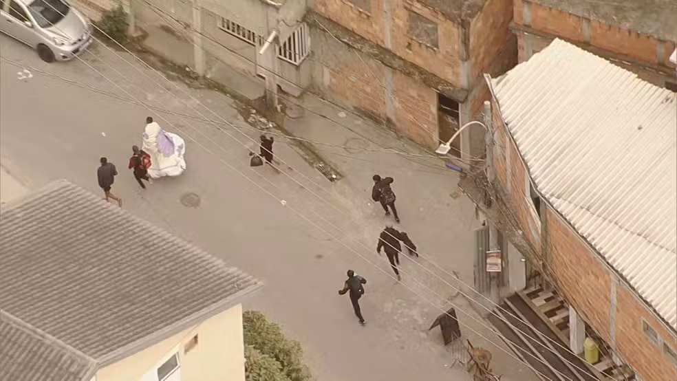 Vídeo: suspeito foge da polícia com cobertor em manhã gelada no Rio