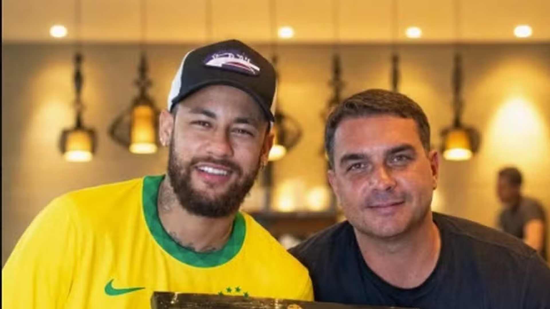 Flávio Bolsonaro e pai de Neymar pressionaram ex-banqueiro
