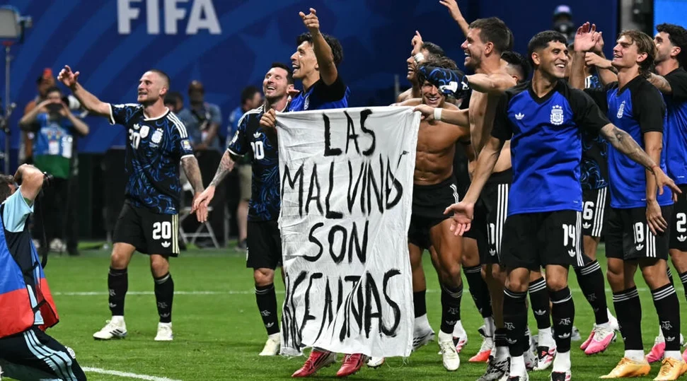 Argentina pode sofrer punição da Fifa após jogadores exibirem faixa sobre as Malvinas
