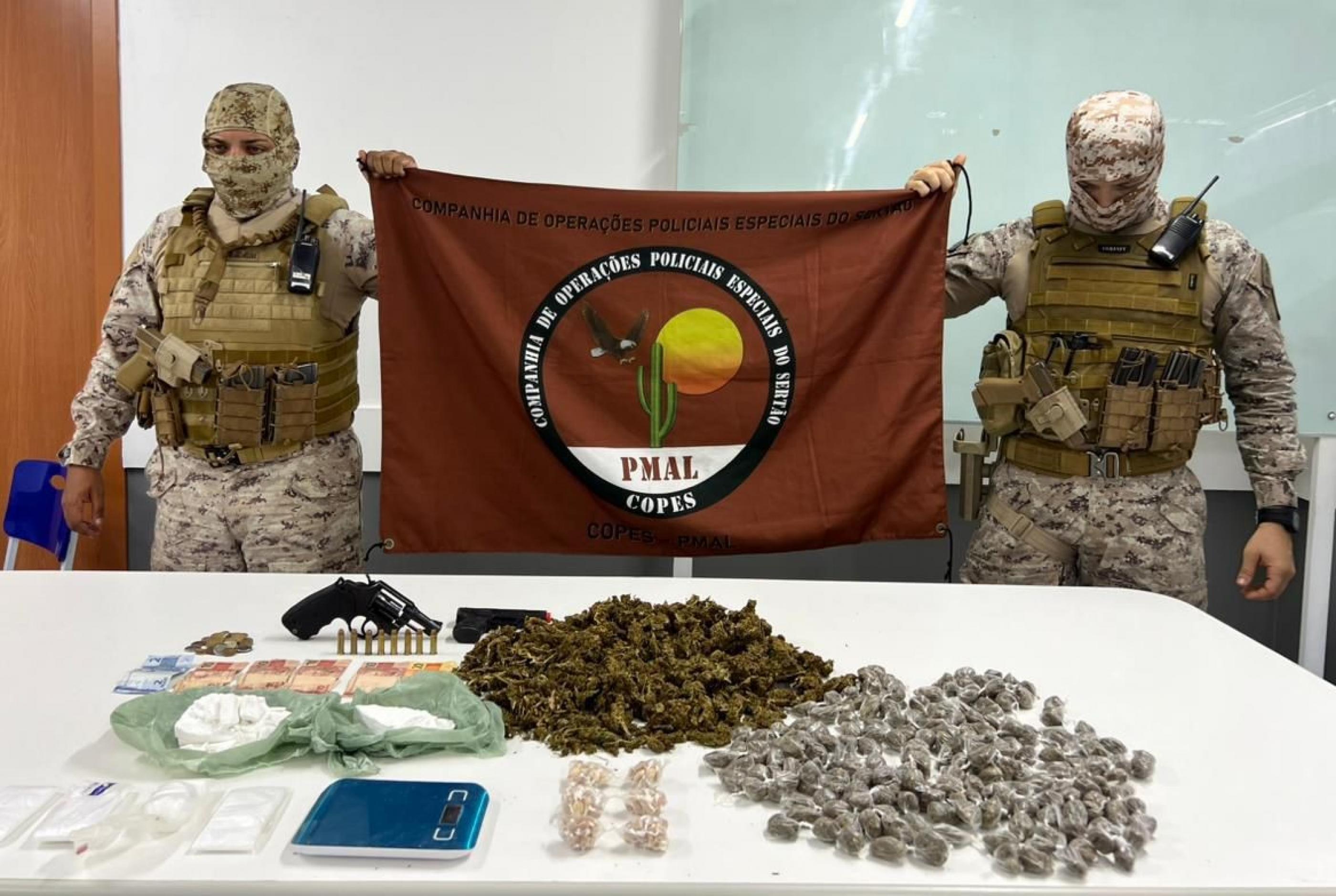 PM prende dupla com arma e drogas durante operação em Olivença