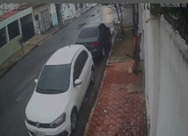 Câmeras registram suspeito de furtos agindo em residências no Prado