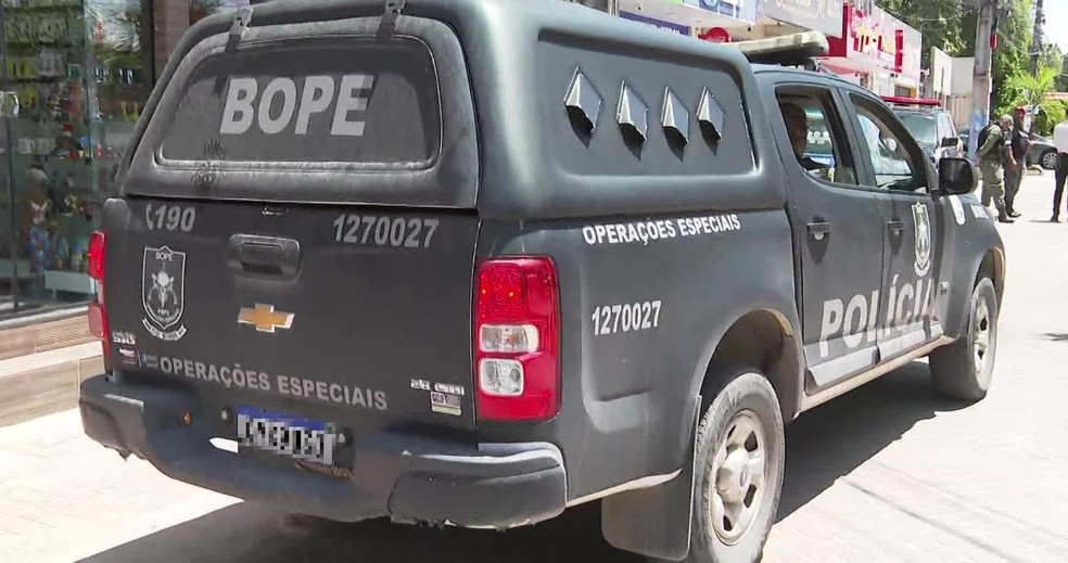 Terror no Vergel: homem tranca família e ameaça com facão