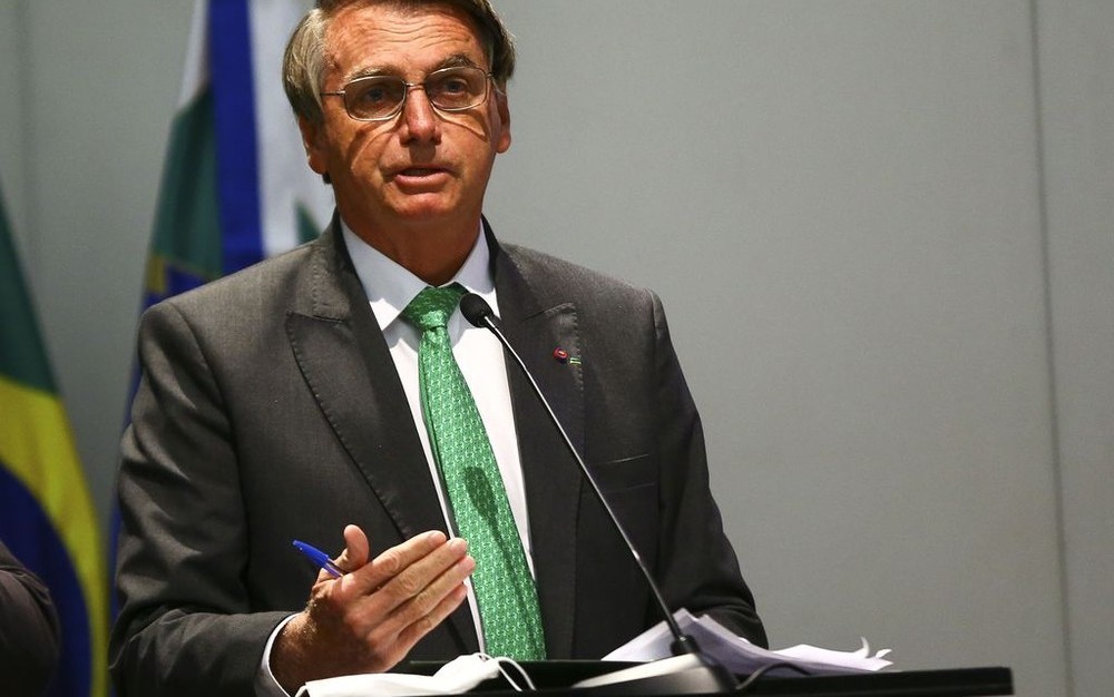 Bolsonaro sanciona projeto que cria MEI para caminhoneiros