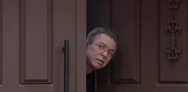 Boninho invade A Fazenda 17 e anuncia novo reality na Record