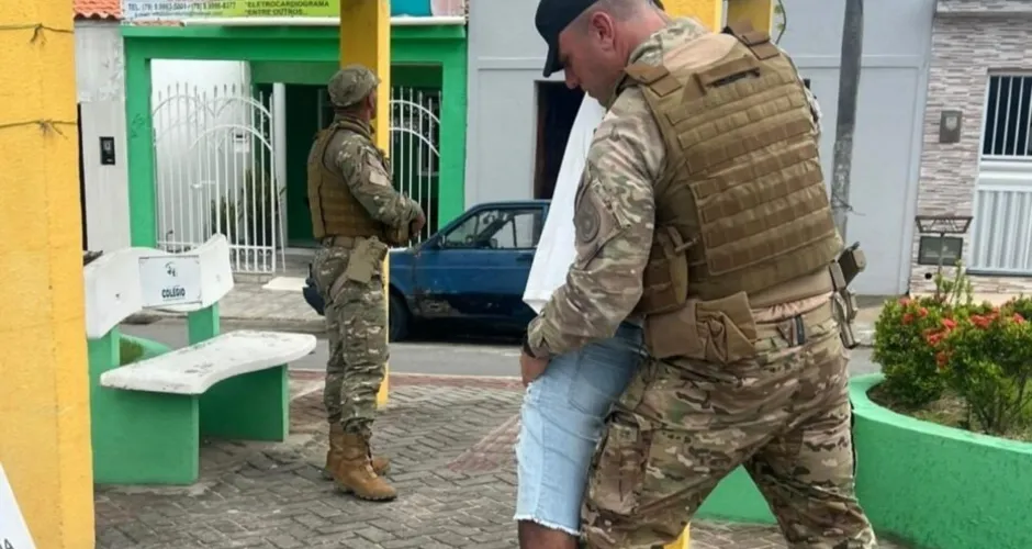 Bope prende dois jovens suspeitos de tráfico de drogas em Igreja Nova