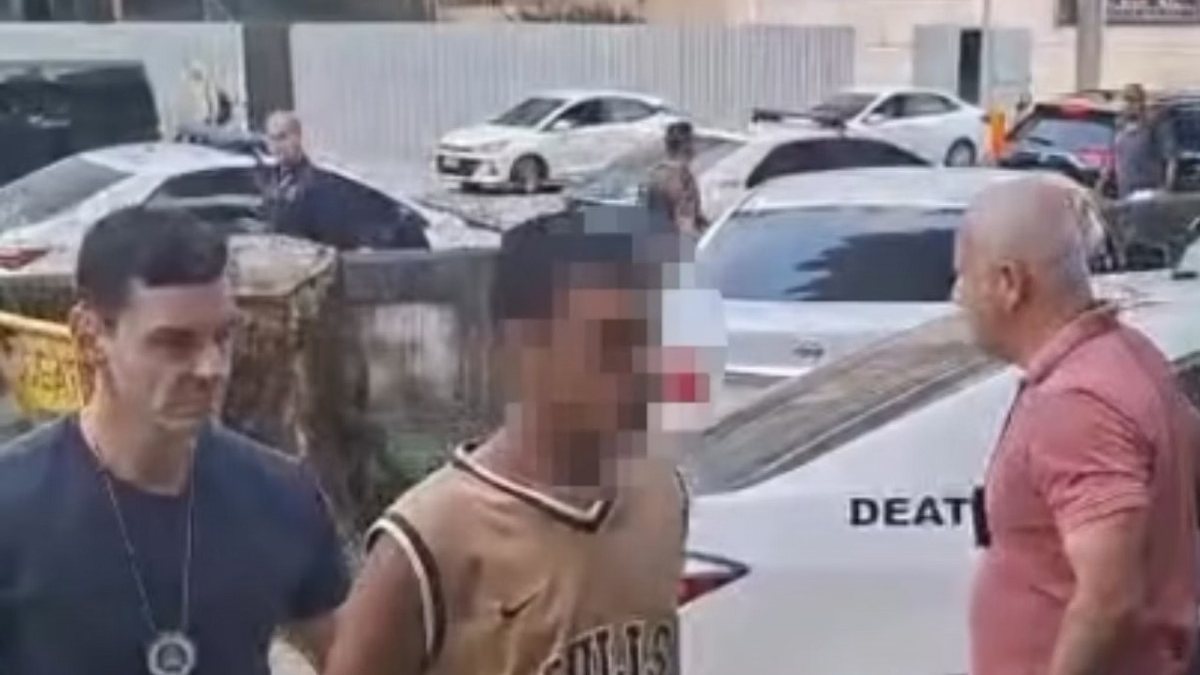 Vendedor é preso após cobrar R$ 10 mil por churrasquinho de turista